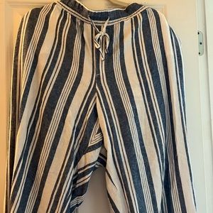 Old navy linen blend pants. XXL. Striped blue and white. Great condition.